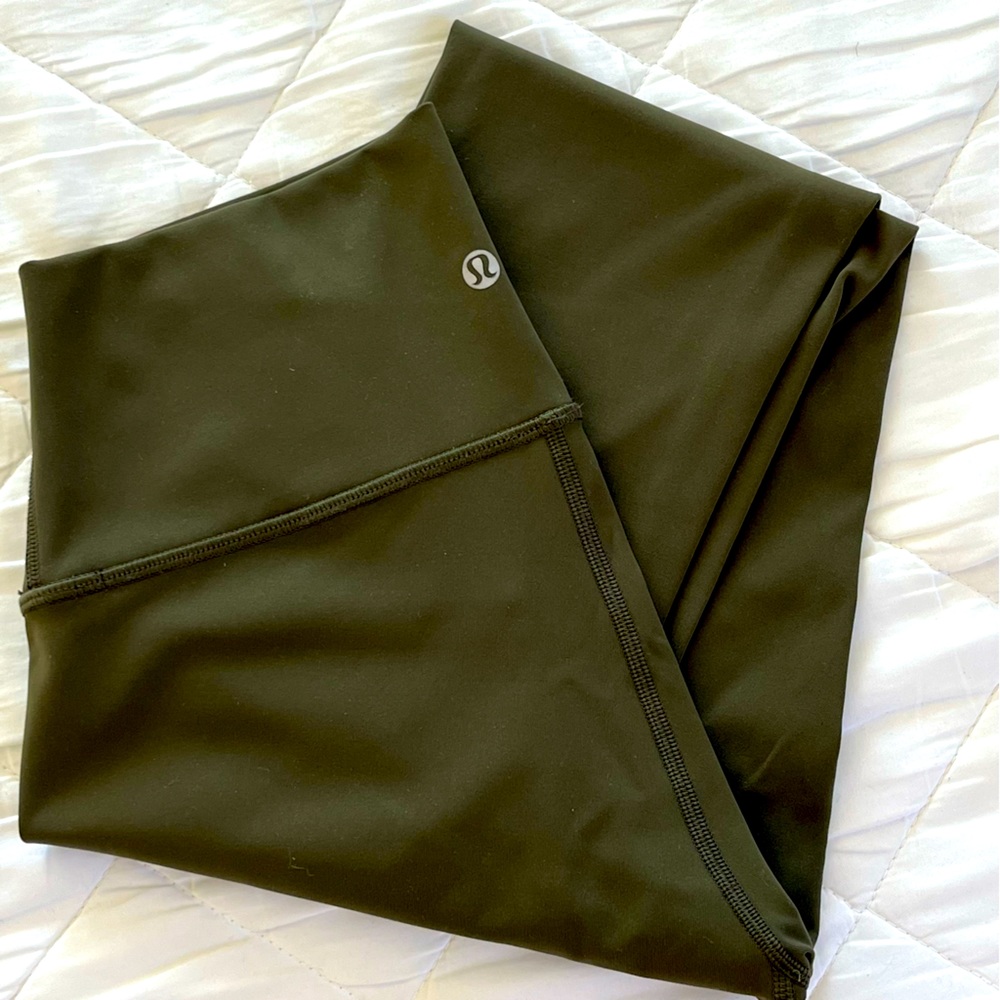 LULULEMON Wunder Under 21” Crop - size 6 (EUC)
